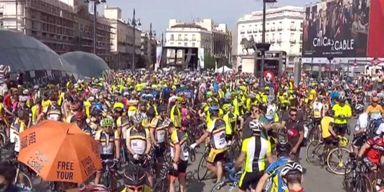 Concentration of cyclists at the Puerta del Sol
