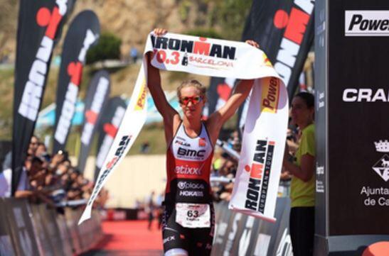 Emma Pallant Ganando el Ironman 70.3 Barcelona