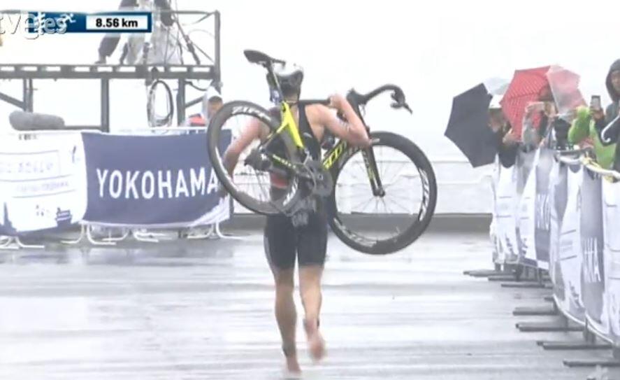 Jonathan Brownlee running with the bike in Yokohama