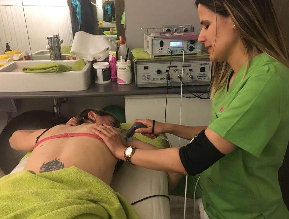 Marina Damlaimcourt sendo tratada com máquina Hyperthermia