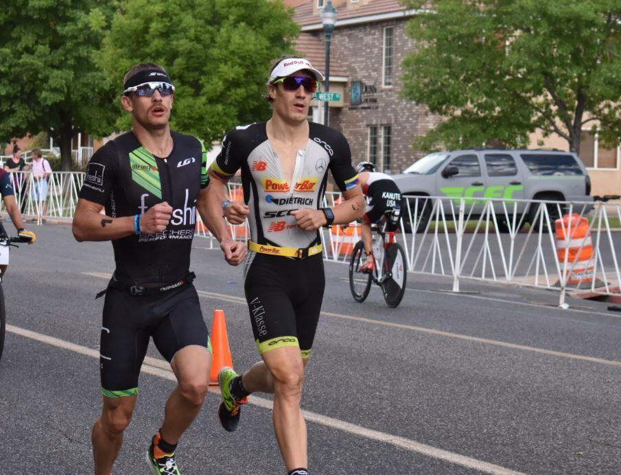 Lionel Sanders nella corsa podistica con Sebastian Kienle