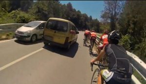 This way you DO NOT have to overtake a cyclist, we tell you how to do it Share!