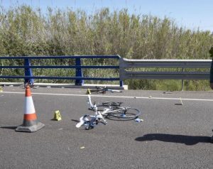 Libertad con cargos para la conductora ebria que atropelló a un ciclista en Guardamar