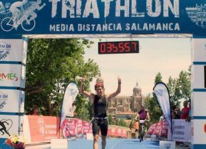 Pakillo Fernandez and Esther Leal win the triathlon of Salamanca