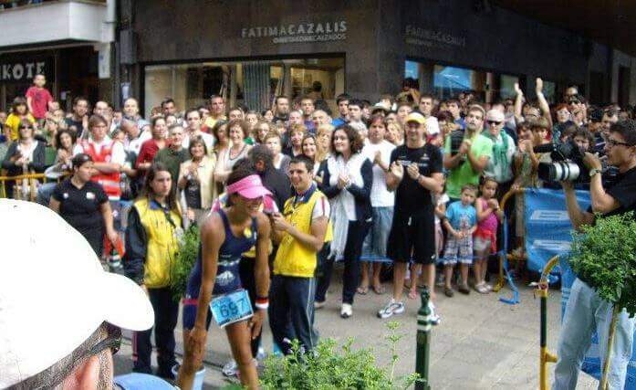 Saleta sur la ligne d'arrivée du triathlon de Zarautz