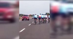 The DGT responds to a driver who denounced the behavior of cyclists