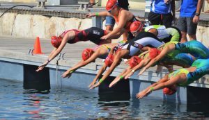 Les distances 5 dans le Triathlon de Valence, l'Escalade Aquatlón est promu