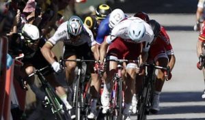 Cavendish abandona o Tour de France, após a queda causada por Peter Sagan a 70 km / hora