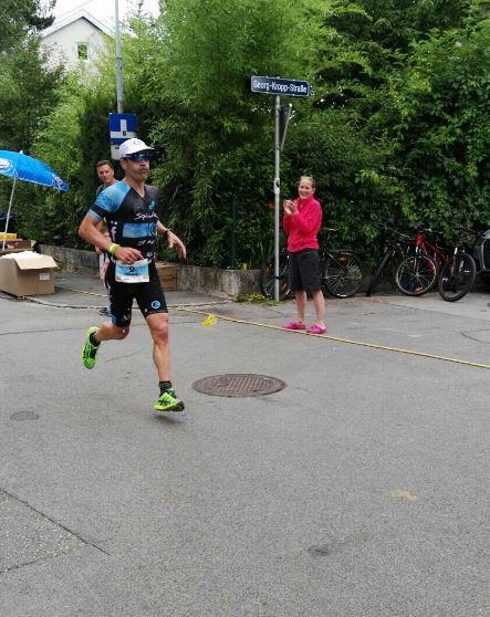 Eneko Llanos na corrida a pé Ironman Áustria