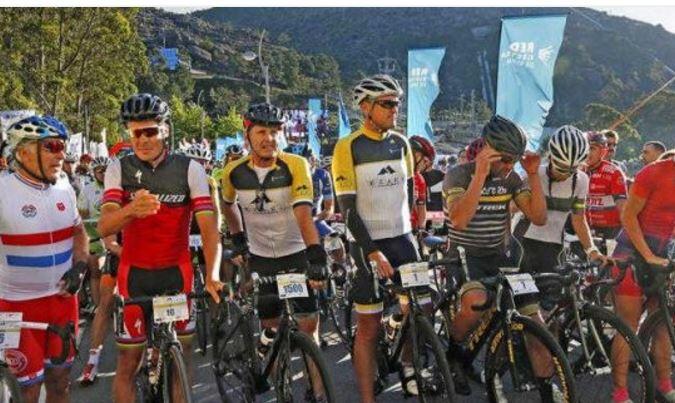 Javier Gómez Noya no início do passeio de bicicleta Gran Foro Ézaro