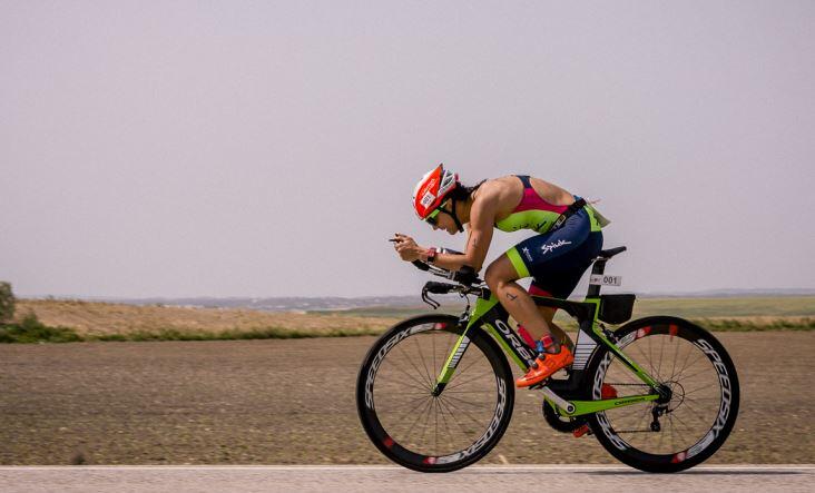 Maria Pujol in the cycling sector of a triathlon