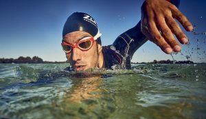 Guía para novatos: ¿Cómo nadar mejor con un traje de neopreno?