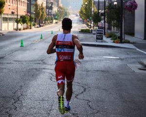 Javier Gómez Noya mit dem Ziel des Ironman Kona für 2018