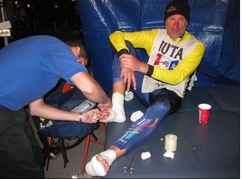 Roberto Lendaro curandose los pies en un decaironman