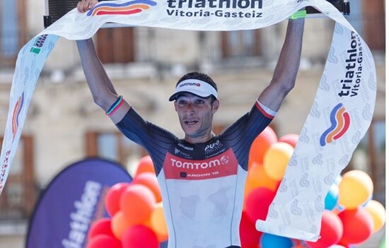 Iván Álvarez gana el triatlón de Vitoria y en meta recibe la noticia de que ha sido padre por segunda vez