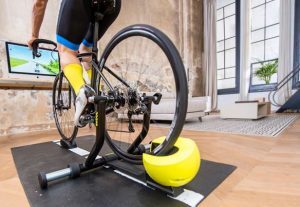 Aimez-vous le sport et la technologie? Apportez un Bkool Roller à la maison ce Noël