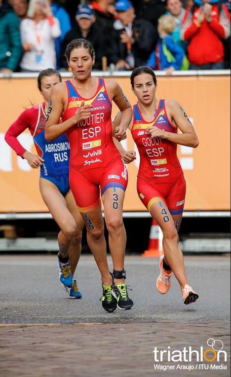 Anna Godoy Carrera a pie