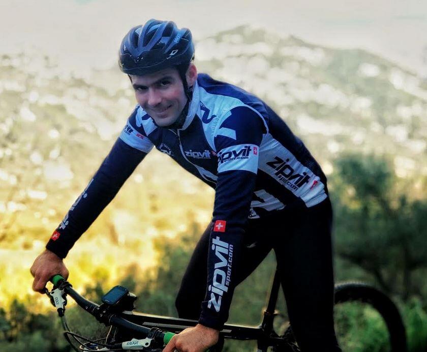 Carlos López s'entraîne au BTT