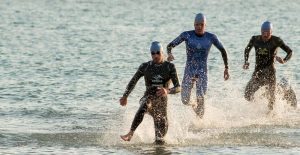 Ein Triathlet kommt aus dem Wasser