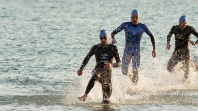 Qualche triatleta che esce dall'acqua