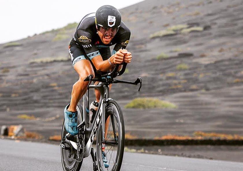 Emilio Aguayo pedalando