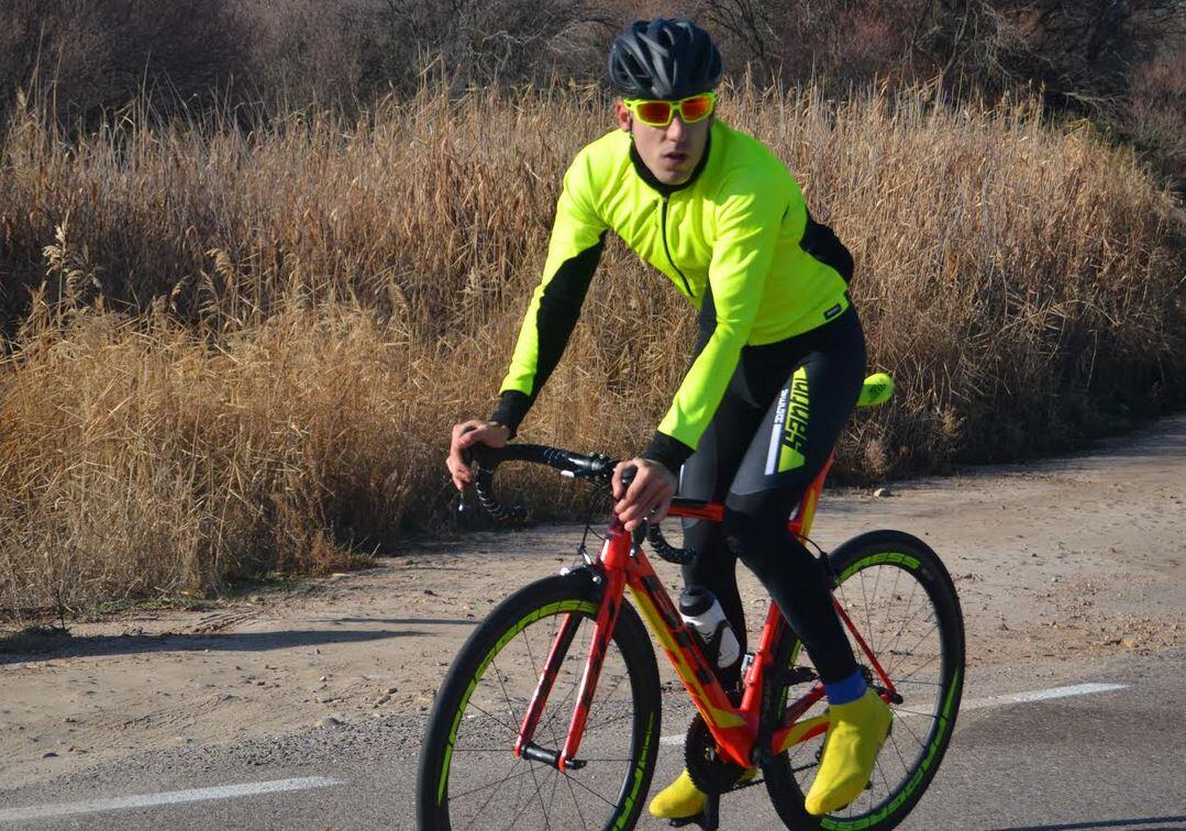 Fernando Alarza sobre la bici con la Ropa de Triatlón Santin