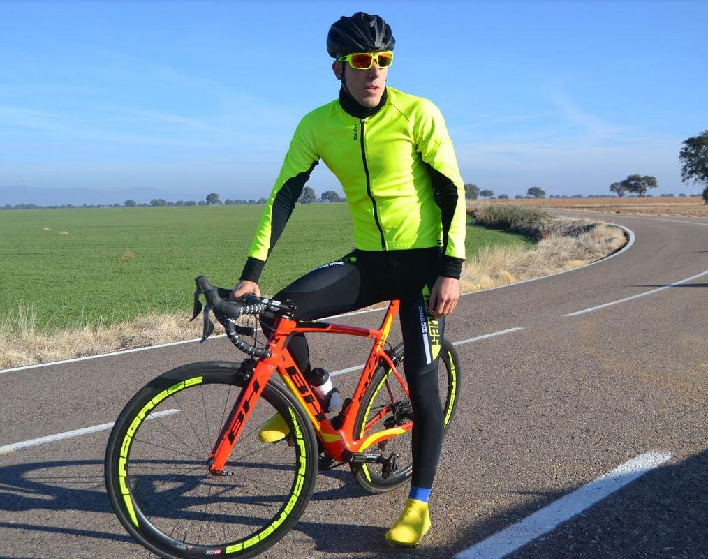 Fernando Alarza avec des vêtements de triathlon Santin