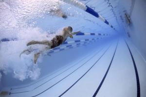 como dar la patada en la natación