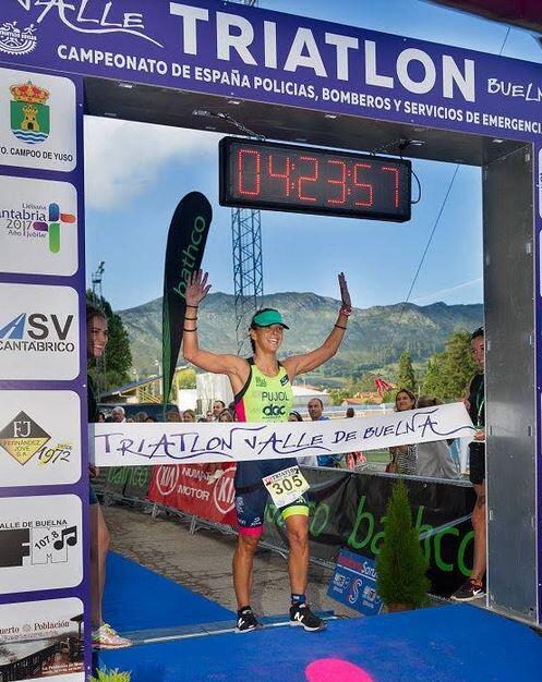 María Pujol ganando el triatlón Valle Buelna