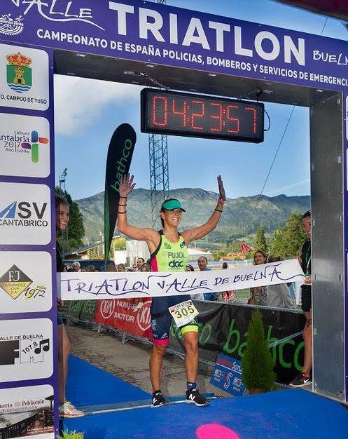 María Pujol remportant le triathlon Valle Buelna