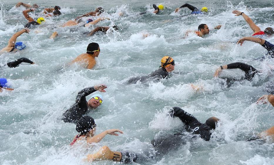 natación en el mar en un triatllón