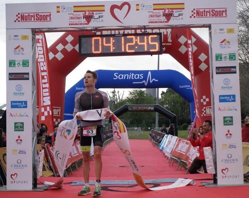 Robert Brundish vencendo o Half Triathlon de Sevilha