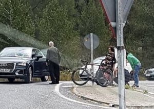 Ein Tourismus trampelt den Radfahrer des Portinatx Cycling Teams Xus Colomer in einen Ertragsschritt