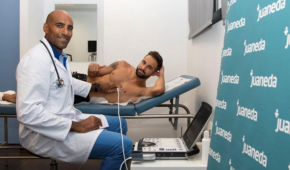 Doutor Cristian Gabriel Casseus fazendo um eletrocardiograma