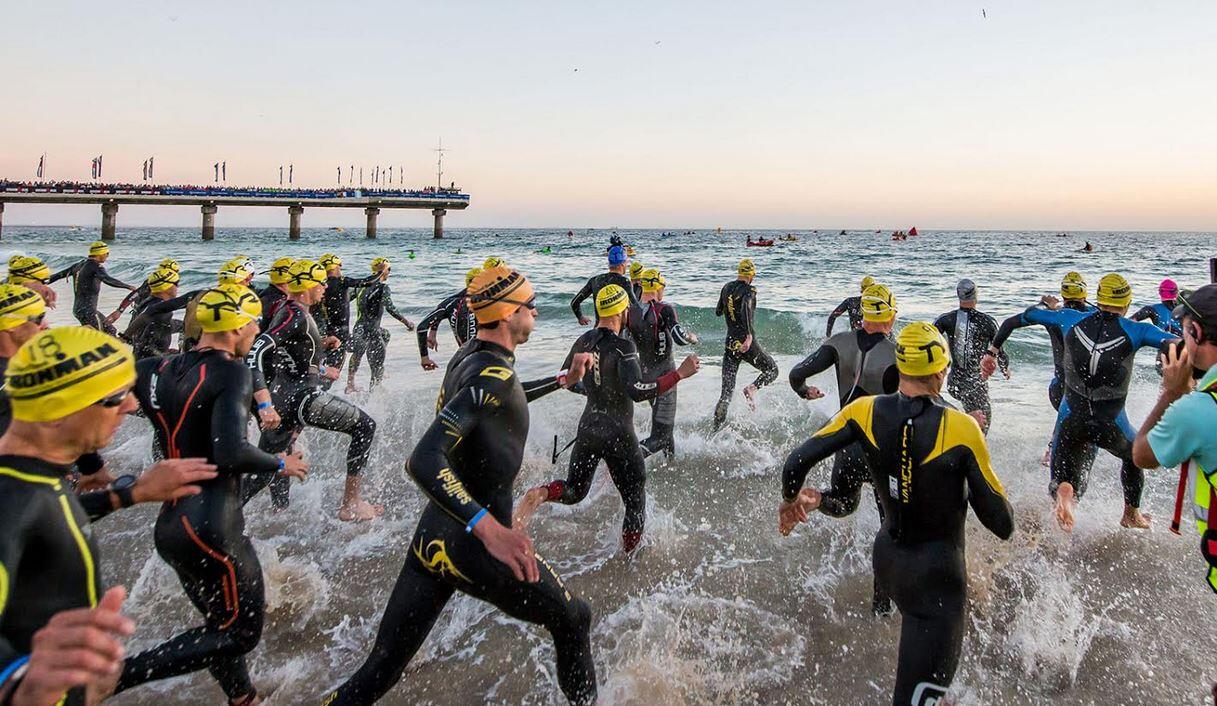 Südafrikanischer Ironman, der Salda schwimmt