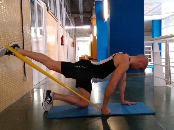 Functional training Rubber leg extension