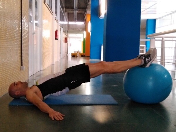 Functional training Roll fitball to the buttock