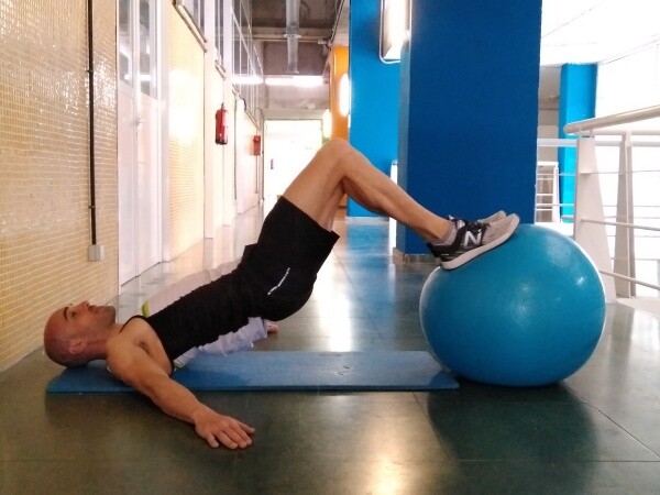 Entraînement fonctionnel Roll fitball to glute 2