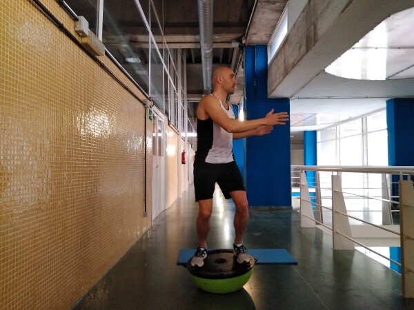 Treinamento funcional Rotações no bosu invertido