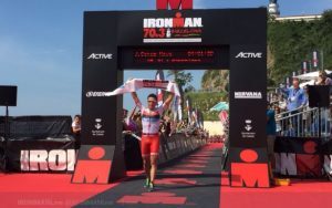 Javier Gómez Noya rafle l'Ironman 70.3 Barcelone