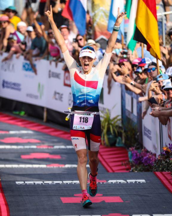 Lucy Charles entrando en meta en el Ironman de hawaii