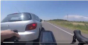 Das Video vom wilden Überholen eines Autos zu einem Radfahrer in Balaguer