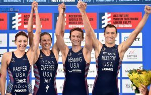 Die Vereinigten Staaten nehmen den Triathlon von Mixed Relay in Nottingham