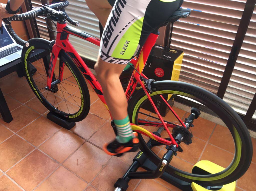 Fernando Alarza con il rullo Bkool