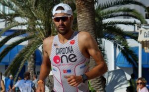 Triathlet Javier Cardona bei einem Unfall verletzt. Der Fahrer sucht