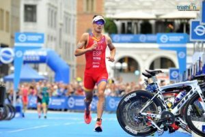 Mario Mola goes down for the third time in 14 minutes in the 5 km of a Sprint triathlon