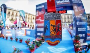 2.500 Triathleten bereiteten sich auf den Vitoria-Gasteiz-Triathlon vor, mit großen Namen sowohl im Voll- als auch im Halbmarathon.