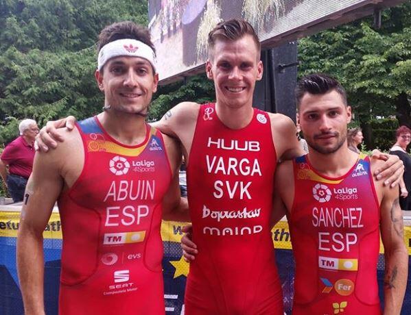 Podium Uxio Abuin y Roberto Sánchez campeoato europa triatlon