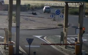 Video: Un conductor atropella a un ciclista  en una rotonda y huye sin ayudarle
