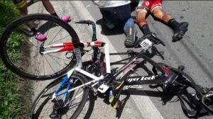 A motorcycle runs over four cyclists in the Vuelta a Colombia